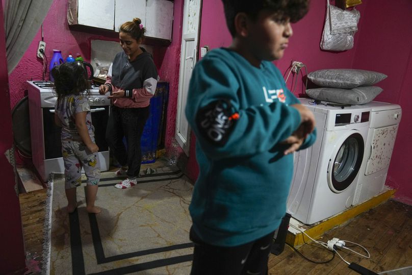 رقية شاهين تتحدث مه ابنتها وهي بالقرب من ابنها أتاكان في شقتهم في إسطنبول 4 كانون الأول/ ديسمبر 2024