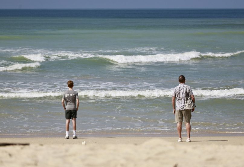 004-es iHozzátartozók emlékeznek a Ban Nam Khem strandon, a dél-thaiföldi Phang Nga tartományban - 2024. december 26.