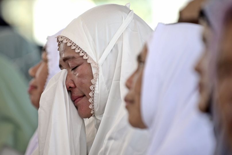 امرأة تبكي في الذكرى العشرين على مرور كارثة تسونامي المحيط الهندي في إندونيسيا 26 كانون الأول ديسمبر 2024