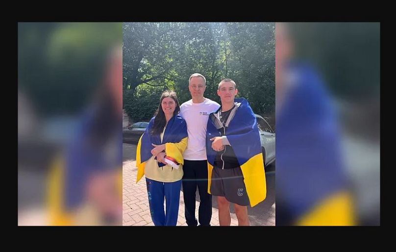 Vlad Rudenko mit seiner Mutter Tetyana Bodak und Mykola Kuleba, Leiter von „Save Ukraine“. 