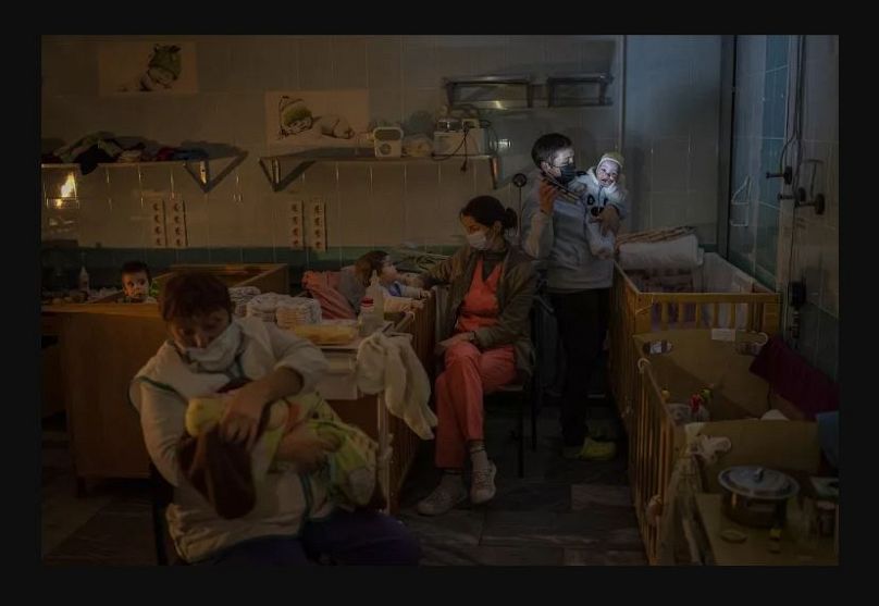 Krankenhausmitarbeiter verstecken und versorgen verwaiste Kinder auf der Entbindungsstation des Kinderkrankenhauses in Cherson, Südukraine, 22. November 2022