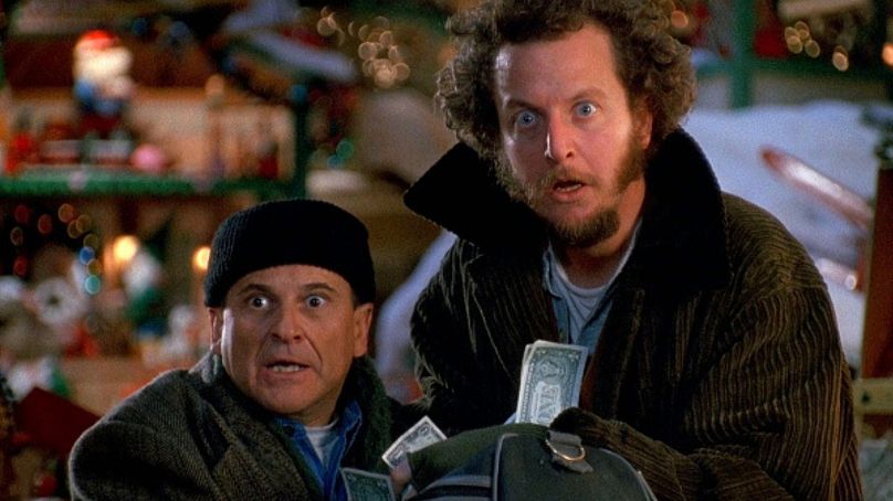 Joe Pesci as Harry (left) and Daniel Stern as Marv (right)