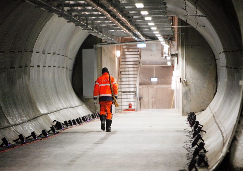 A magbunker bejárati alagútját fegyveres őr felügyelte 2008-ban