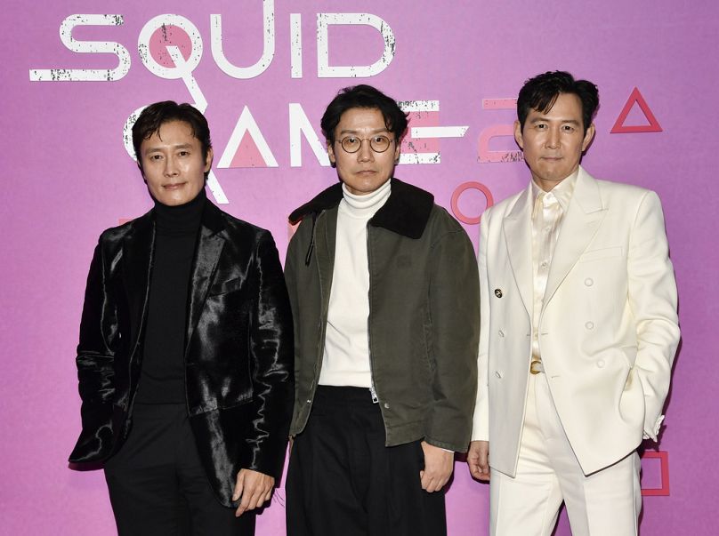 Lee Byung-hun (solda), Hwang Dong-kyuk ve Lee Jung-jae, New York'ta Netflix'in "Squid Game" dizisinin 2. sezonu için yapılan etkinlikte poz veriyor, 16 Aralık 2024.