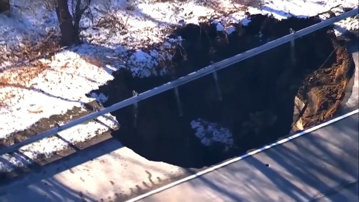 Les images impressionnantes d'un gouffre sur une autoroute à New Jersey