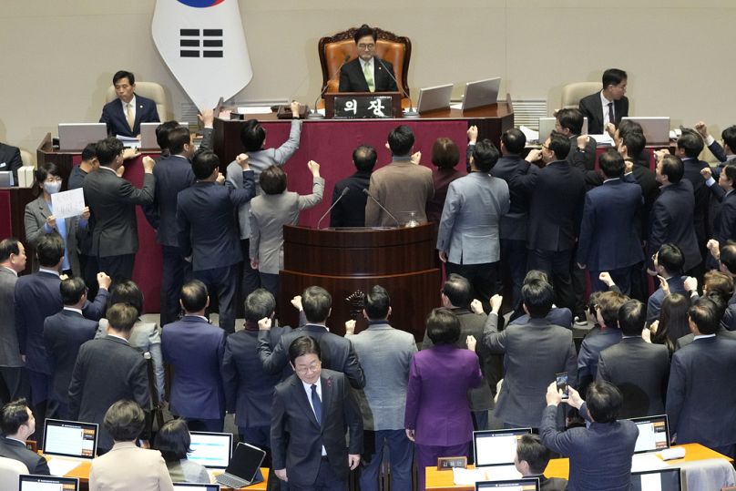 Membri del Ppp protestano con il presidente dell'Assemblea Nazionale della Corea del Sud, Woo Won Shik, Seoul, Corea del Sud, 27 dicembre 2024
