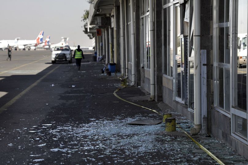 زجاج محطم في مطار صنعاء الدولي عقب الغارات الجوية الإسرائيلية على اليمن يوم الخميس، 27 ديسمبر/كانون الأول 2024
