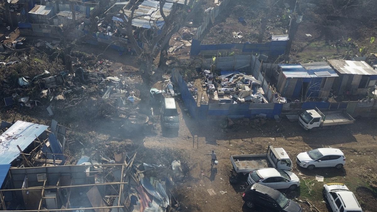 Le nettoyage se poursuit à Mayotte près de deux semaines après le passage du cyclone Chido