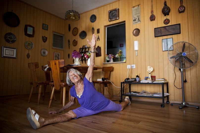 Ágnes Keleti chez elle en Israël, à l'âge de 91 ans.