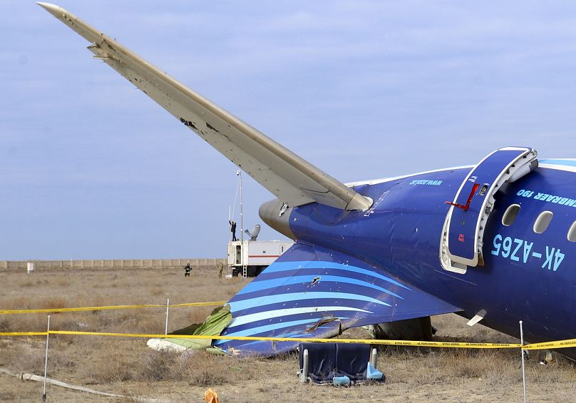 L'épave de l'Embraer 190 d'Azerbaijan Airlines au sol près de l'aéroport d'Aktau, 25 décembre 2024