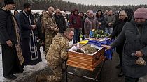 FILE - Funerale in cui il militare Roman dà l'addio al suo compagno Serhii Solovyov, ucciso a Kursk, in Russia. Irpin, regione di Kiev, Ucraina, 21 novembre 2024