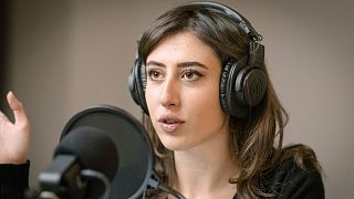 La giornalista italiana Cecilia Sala registra il suo podcast "Storie".