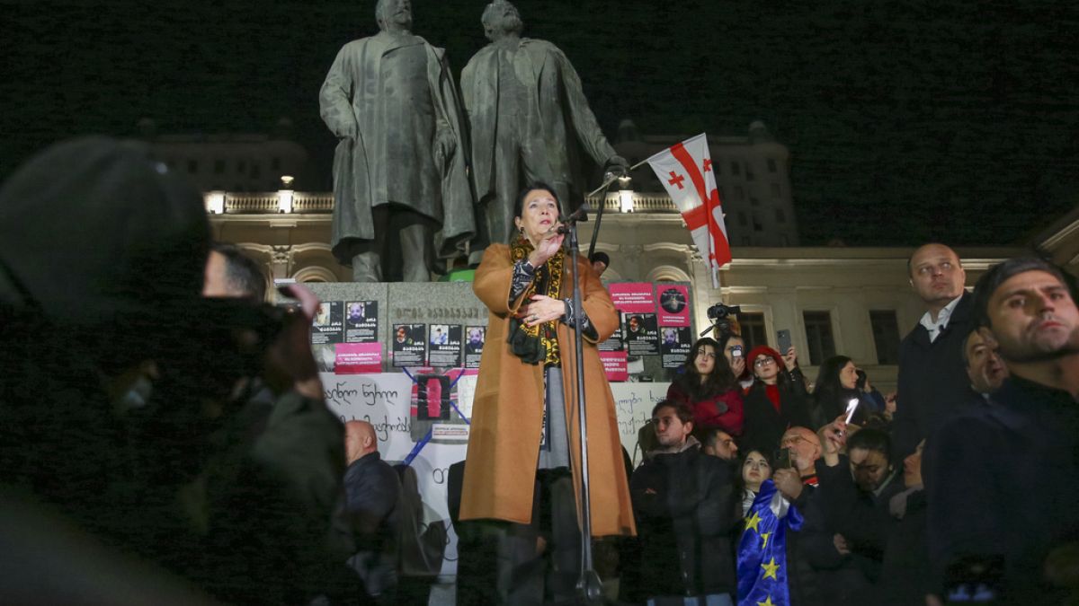 Η πρόεδρος της Γεωργίας Σαλομέ Ζουραμπισβίλι ενώνεται με τους διαδηλωτές