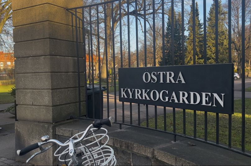 Vista del cartel de entrada a Östra Kyrkogården, uno de los cementerios más grandes de Gotemburgo, Suecia