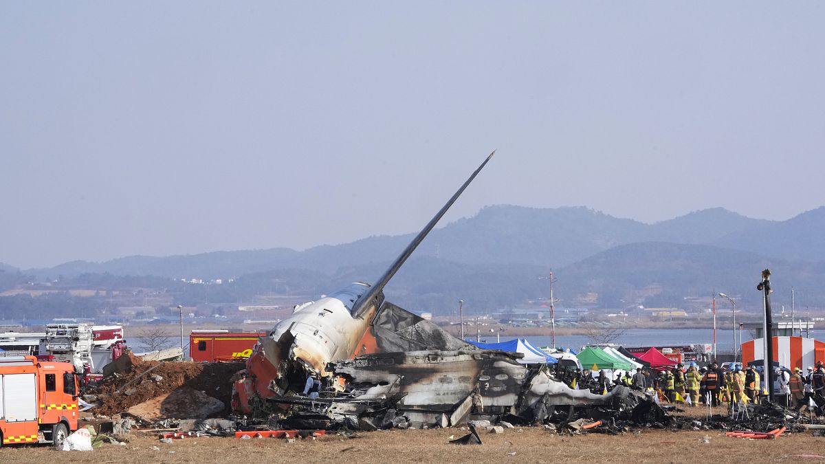 突發新聞。韓國客機衝出跑道 機上179人目前推測已死亡