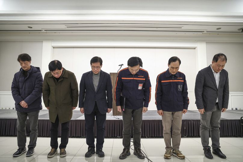 Jeju Air CEO'su Kim E-bae (soldan dördüncü) ve diğer yöneticiler, Güney Kore'nin başkenti Seul'de düzenlenen brifing öncesinde eğilerek özür diliyor, 29 Aralık 2024.