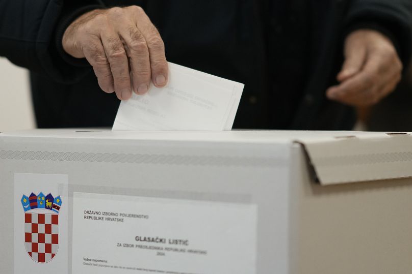 Un hombre deposita su voto durante las elecciones presidenciales de Croacia en un colegio electoral de Zagreb, 29 de diciembre de 2024.