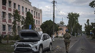  Ukrán katona sétál egy épület mellett az oroszországi Szudzsában, a Kurszki területen 2024. augusztus 16-án.