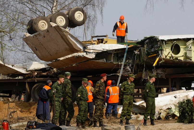 A lengyel állami gép roncsait vizsgálják orosz helyszínelők 2010 áprilisában 