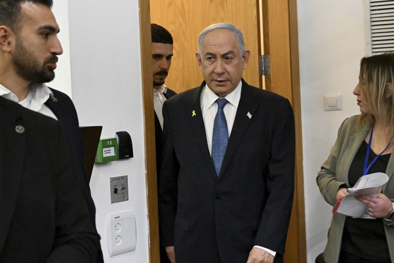 رئيس الوزراء الإسرائيلي بنيامين نتنياهو خلال جلسة محاكمته بتهم الفساد في تل أبيب، يوم الاثنين، 23 ديسمبر، 2024. 