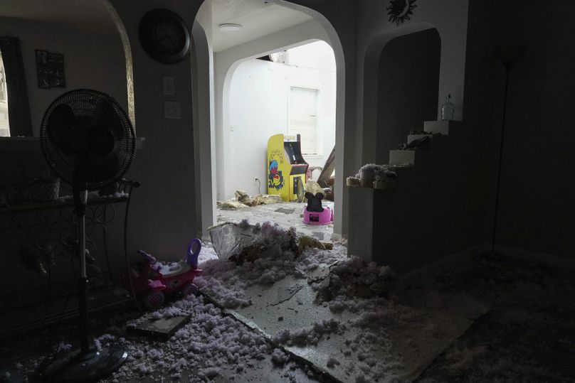 سقف منزل سكني يظهر بعد أن دمره إعصار ضرب المنطقة المجاورة في ألفين، تكساس، السبت 28 ديسمبر 2024.