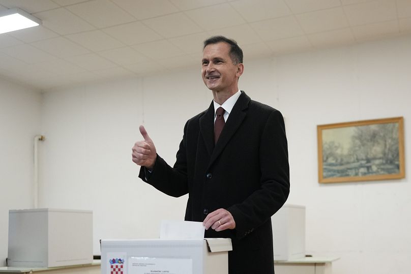 El candidato del HDZ, Dragan Primorac, deposita su voto en un colegio electoral de Zagreb, 29 de diciembre de 2024.