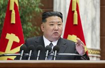 In questa foto fornita dal governo nordcoreano, il leader Kim Jong Un partecipa a una riunione tenutasi a Pyongyang dal 23 al 27 dicembre 2024.