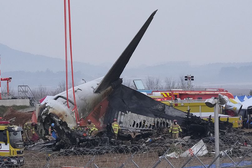 I soccorritori lavorano sul luogo dell'incendio dell'aereo all'aeroporto internazionale di Muan, 30 dicembre 2024