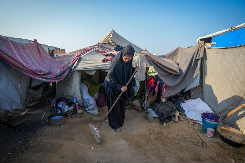 آلاء حمامي تنظف خارج خيمتها في مخيم للنازحين الفلسطينيين في دير البلح بقطاع غزة، 7 نوفمبر/تشرين الثاني 2024
