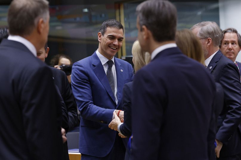 Pedro Sánchez brüsszeli képviselők társaságában