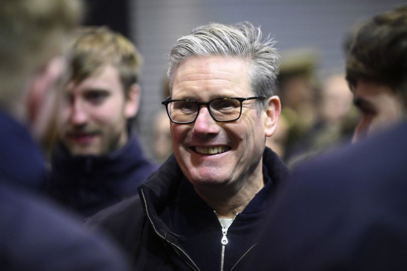 Kier Starmer egy brit csatahajó legénységével Tallinnban 2024. decemberében