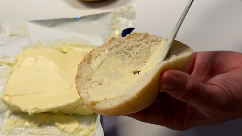 Ceny masła osiągają rekordowe poziomy, co szczególnie mocno odczuwają polscy konsumenci.