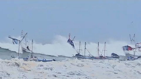 An unusual swell, capsizing fishing boats, violently hits the coast of El Ñuro in Peru, 27.12.2024
