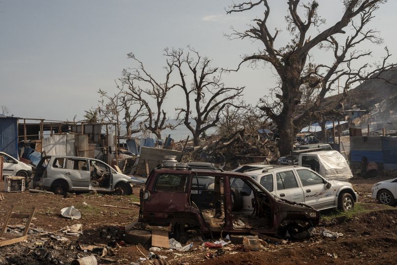 Auto distrutte a Barakani, Mayotte, Francia, 21 dicembre 2024