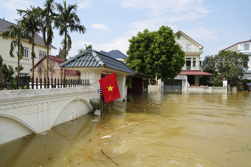 Le case sommerse dall'alluvione in seguito al tifone Yagi nel villaggio di An Lac, Hanoi, Vietnam, 13 settembre 2024