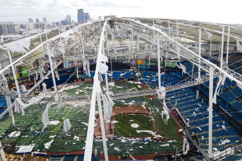 Il tetto del Tropicana Field la mattina dopo che l'uragano Milton ha colpito la regione, 10 ottobre 2024, St. Petersburg, in Florida