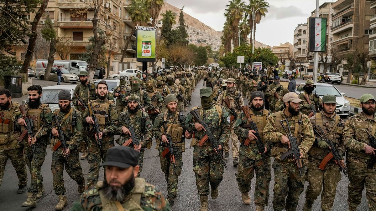 سوريا: إدارة العمليات تضم لقواتها "جهاديين أجانب" وتمنحهم رتبا عسكرية رفيعة