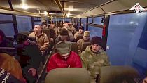 Soldati russi siedono in un autobus dopo essere stati rilasciati nell'ambito di uno scambio di prigionieri tra Russia e Ucraina, in una località imprecisata della Bielorussia, 30 dicembre 2024