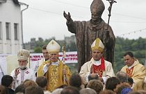 FILE - Sacerdoti cattolici nella città bielorussa di Volozhin, 70 km (44 miglia) a nord-ovest di Minsk, in Bielorussia, sabato 7 luglio 2007.