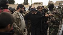 القوات التابعة لإدارة العمليات العسكرية تعتقل عنصراً من النظام السابق في عدرا، سوريا، الاثنين 30 ديسمبر 2024. 