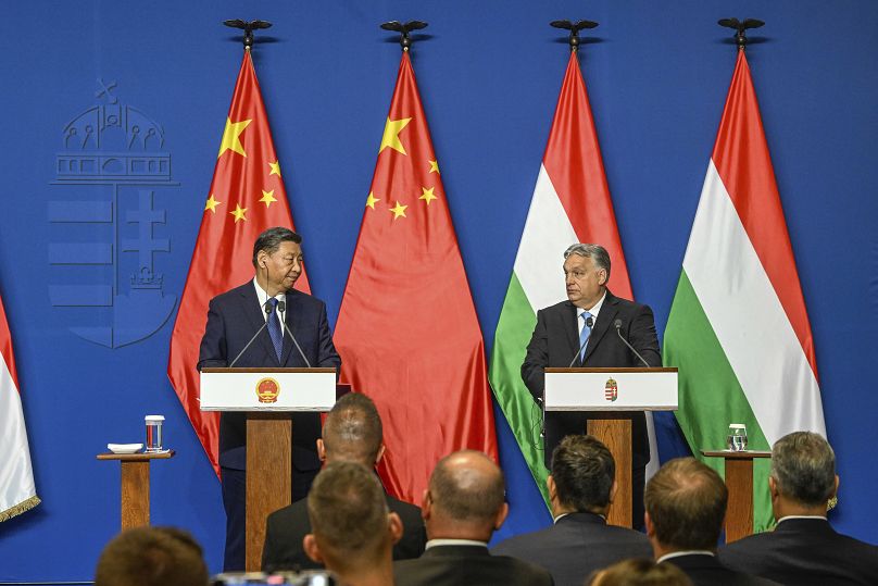 El presidente chino, Xi Jinping (izquierda), habla durante su conferencia de prensa conjunta con el primer ministro húngaro, Víktor Orbán,