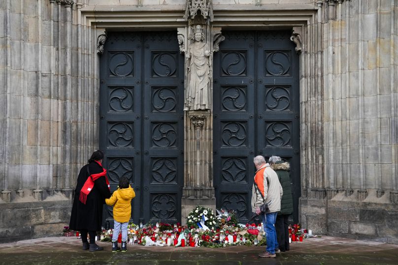 Kwiaty i świece złożone przed katedrą w Magdeburgu po tym, jak samochód wjechał w tłum ludzi świętujących Boże Narodzenie  w Magdeburgu