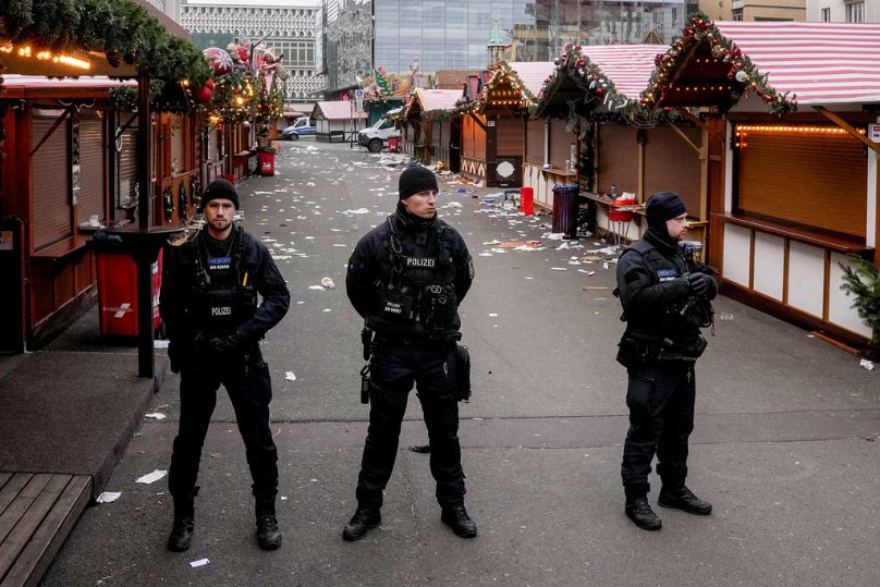 Policjanci pilnują jarmarku bożonarodzeniowego, gdzie samochód wjechał w tłum w piątkowy wieczór w Magdeburgu w Niemczech, w sobotę 21 grudnia 2024 r.