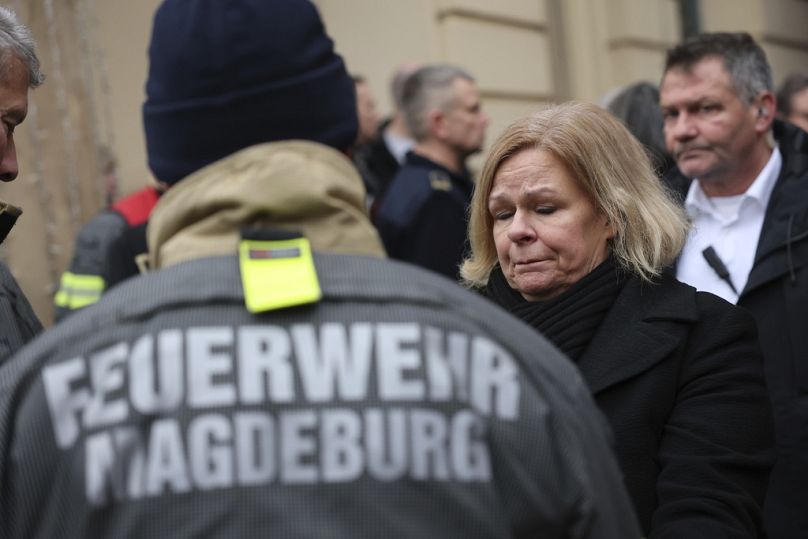 Niemiecka minister spraw wewnętrznych Nancy Faeser, druga od prawej, odwiedza jarmark bożonarodzeniowy, gdzie samochód wjechał w tłum, Magdeburg 21.12.2024