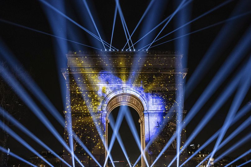 عرض ضوئي على قوس النصر خلال احتفالات رأس السنة الجديدة في الشانزليزيه في باريس، فرنسا، الأحد 31 ديسمبر 2023.