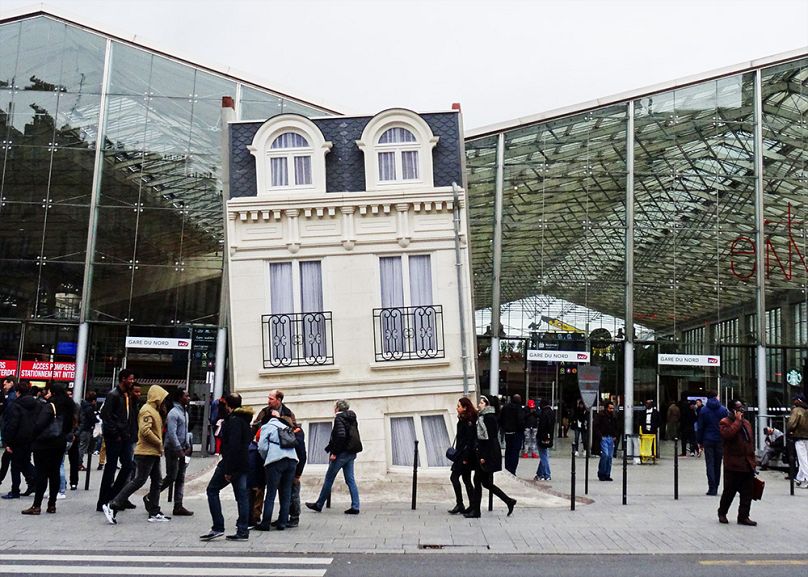 A Maison fond a párizsi Gare du Nord előtt, 2018-ban