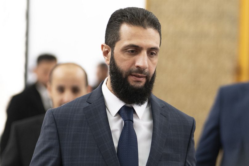 أحمد الشرع يسير في القصر الرئاسي قبل لقائه وليد اللافي وزير الدولة الليبي للاتصالات والشؤون السياسية في دمشق 28 كانون الأول ديسمبر 2024