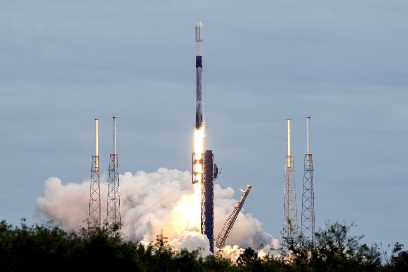 Une fusée Falcon 9 de SpaceX décolle du complexe de lancement 40 de la station spatiale de Cap Canaveral, en Floride, aux États-unis, le lundi 18 novembre 2024.