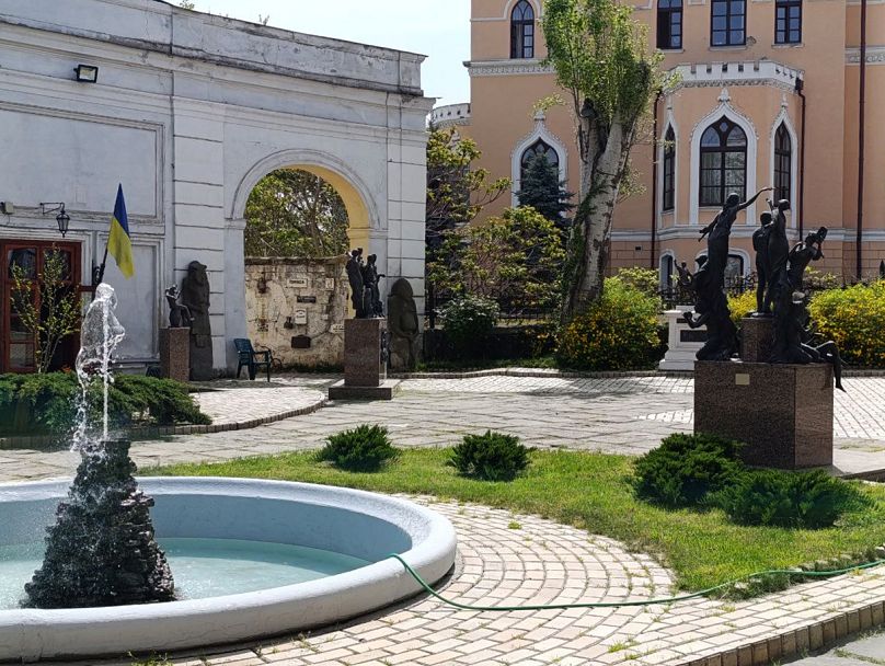 Estatuas en el jardín del Museo Literario de Odesa.