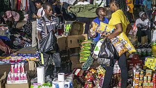 Au Zimbabwe, l'essor des marchés nocturnes illégaux 
